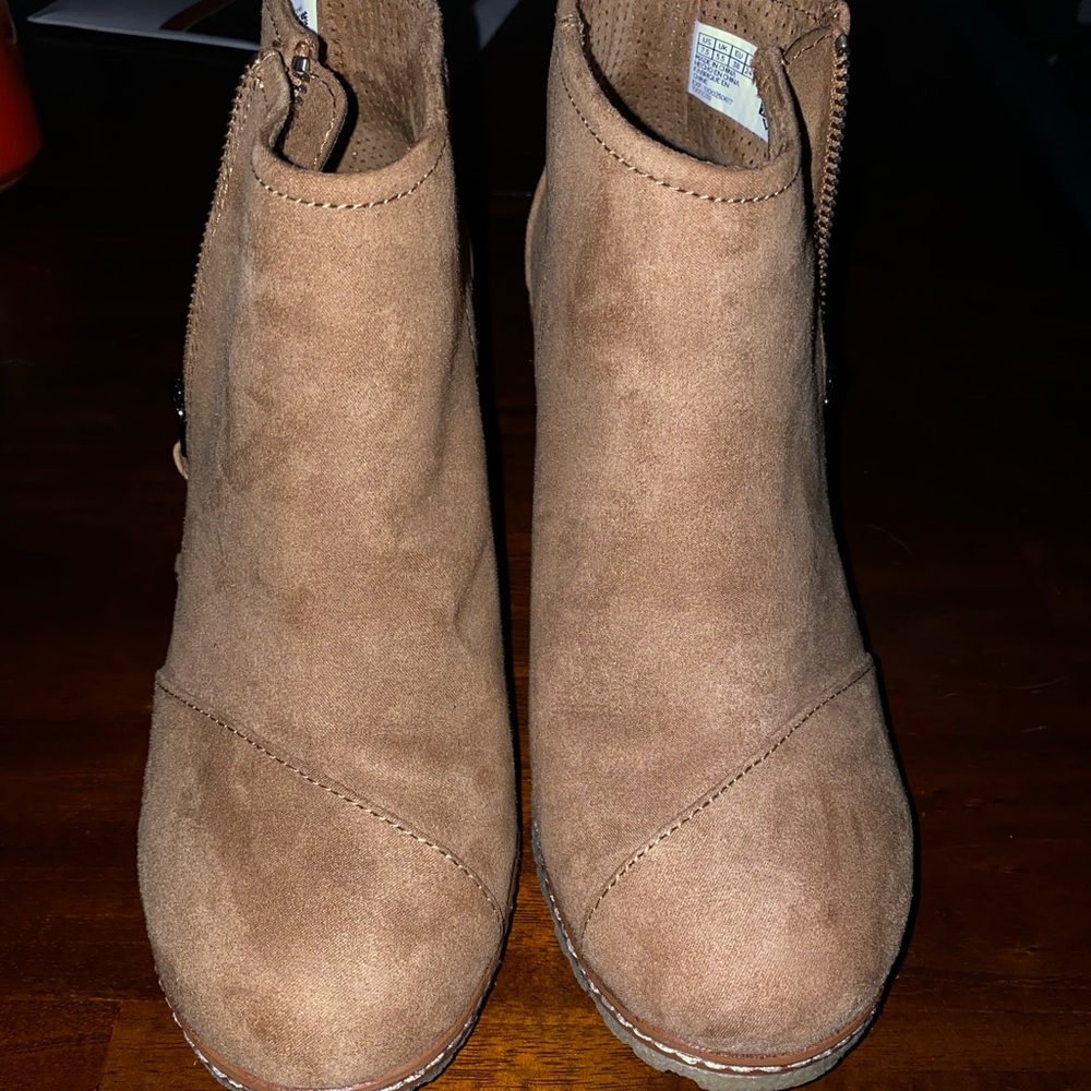 TOMS wedge